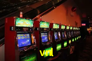Escena dinámica inspirada en casino con iluminación vnl, cartas, fichas e íconos de juegos digitales en un espacio moderno de juegos.